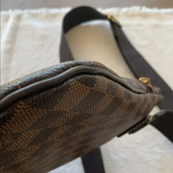 Authentic Louis Vuitton crossbody - Picture 10 of 14